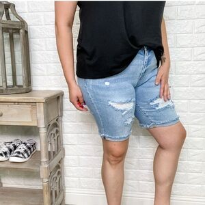 Judy Blue distressed Bermuda denim shorts sz L